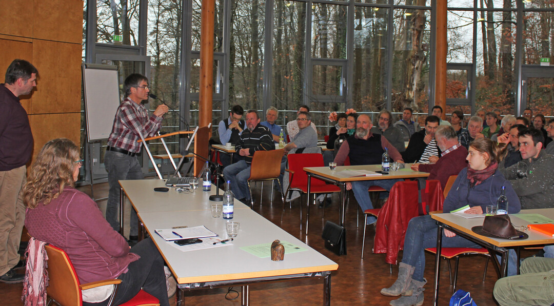 Volles Haus und gute Stimmung herrschte auf der Wintertagung von Bioland und Demeter an der Bauernschule Bad Waldsee. Hauptredner am Vormittag war Martin Hahn, Landwirtschaftspolitischer Sprecher für Die Grünen im Stuttgarter Landtag. Im Bild stehend links Martin Haugstätter, BÖL Schwäbisch Hall, am Mikro Johannes Ell-Schnurr, Demeter. Durch die Tagung führte Dr. Bettina Egle (links sitzend) vom Beratungsdienst Ökologischer Landbau Ulm.