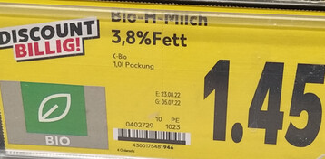 Preiskampf bei der Bio-Milch: Im Sommer vergangenen Jahres kostete der Liter Bio-Milch im Discount noch 1,45 Euro pro Liter (EU-Bio, ohne die strengen Verbandsrichtlinien). Heute gibt es den Liter-Biomilch schon ab 1,20 Euro. Bioland und Naturland wollen den Preisverfall stoppen und fordern eine Trendumkehr, sonst lieen sich die hohen Standards nicht mehr halten.