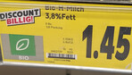 Die Preise für Biomilch im Discount wurden deutlich gesenkt.