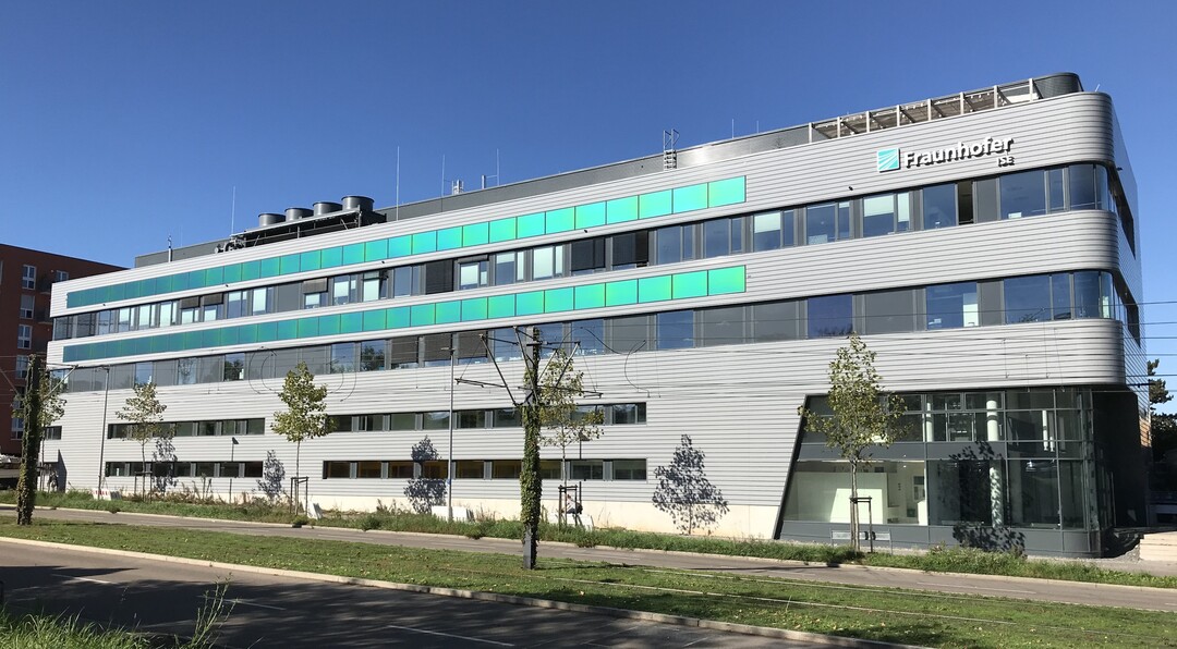 So kann die integrierte Photovoltaik-Anlage Akzente in der Fassadenarchitektur setzen oder  beispielsweise ziegelrot ins Dach integriert  optisch in der Gebudehlle verschwinden.