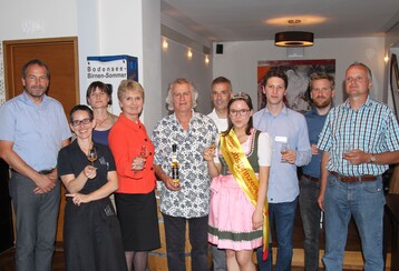 Im Bild von links: Geschftsfhrer Roland Schttle vom Naturpark Sdschwarzwald; Speisekammer West-Inhaberin Dorit Mnzer-Bock; Sabine Seeliger von der Streuobstmosterei Stahringen; Friedlinde Gurr-Hirsch; Brenner Klaus Jung von der Streuobstmosterei in Teningen; Geschftsfhrer Michael Baldenhofer vom Verein ILE-Bodensee; Tanja Walton vom Plenum Heckengu und Streuobstprinzessin im Landkreis Bblingen; Manuel Straer von der Brennscheuer Straer in Dettingen; Rainer Striebel vom Biosphrengebiet Schwbische Alb; Brenner Jochen Mayer aus Herrenberg.