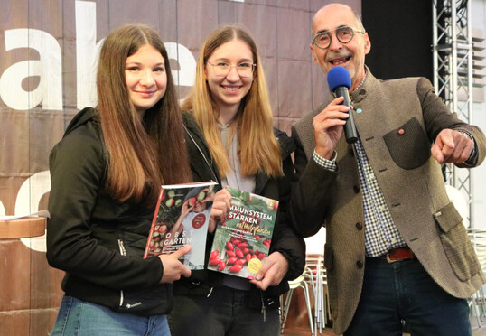 Wie jedes Jahr prsentierte der Verlag Eugen Ulmer neue Bcher auf der Messe. Die Bilder von der Bhne zeigen Moderator Bernhard Bitterwolf im Gesprch mit seinen Gsten aus dem Publikum, hier mit zwei Schlerinnen aus Vorarlberg.