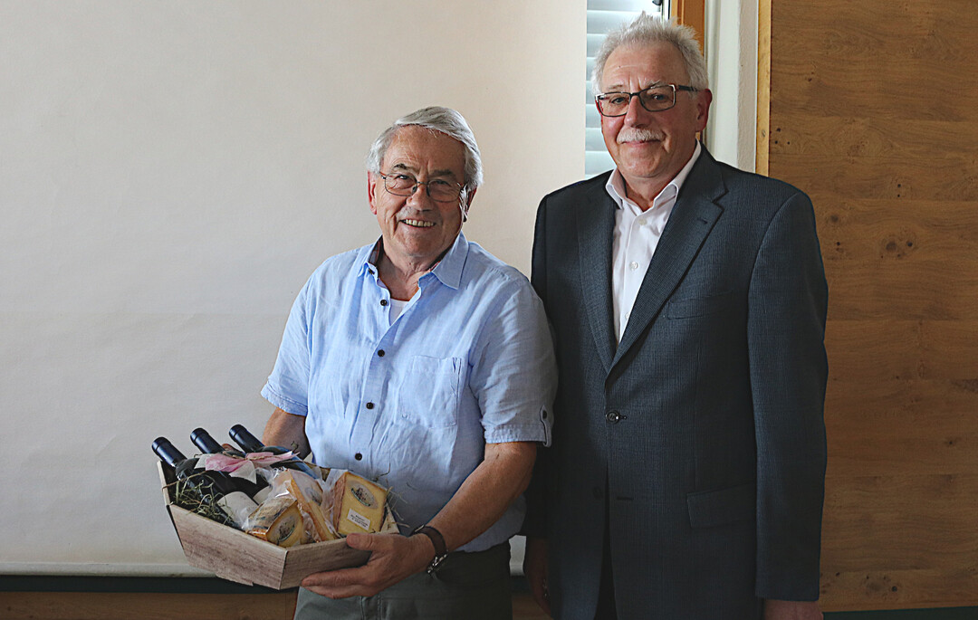 Anerkennung: Vorstandskollege im Brsenteam Alfons Hasreiter (rechts) berreichte Heinz Hahn einen Geschenkkorb mit regionalen Produkten.