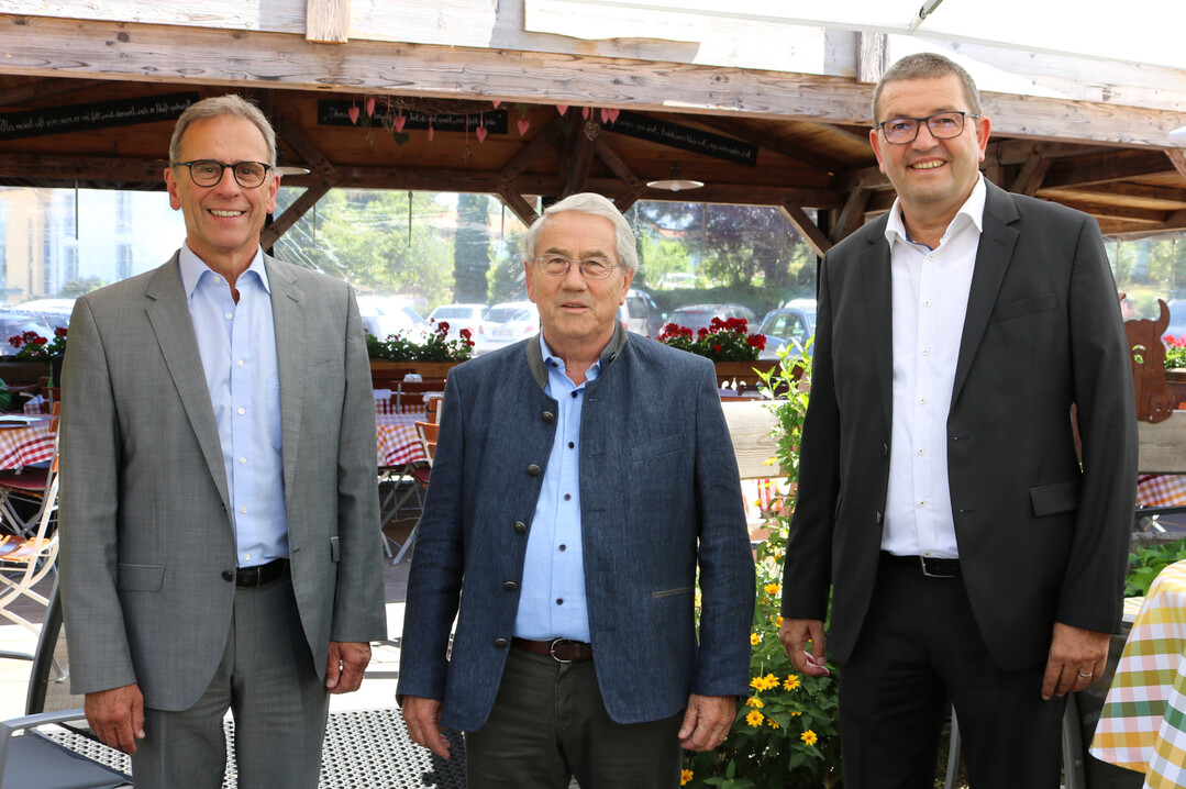 Stabwechsel bei der Sddeutschen Butter- und Ksebrse: Neuer Vorsitzender ist Dr. Valentin Sauerer, ehemaliger Leiter des Lehr-, Versuchs- und Fachzentrums fr Molkereiwirtschaft in Kempten. Er bernimmt das Amt von Heinz Hahn (Mitte). Rechts auf dem Bild ist Geschftsfhrer Clemens Rck.