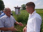 Werner Kunz (links) und Alexander Kern erklären die Bedeutung von Blühstreifen als Bienenweide auf einem Feld des Betriebes Alexander und Martin Kern GbR im Brettener Stadtteil Diedelsheim.