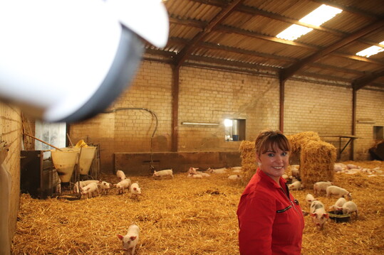 Eine Kamera ist im Strohstall angebracht. An das t�g-liche Gefilmt-Werden hat sich Gabriele M�rixmann gew�hnt.   