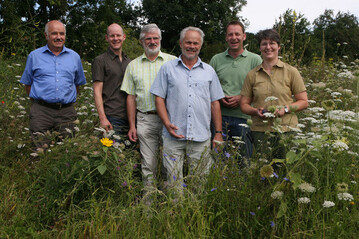 Freuen sich ber die gute Resonanz des Blhprojekts fr nachhaltigen Obstbau (v. l.): Hans Knpfler von der OvB, Patrick Trtschler von der Bodensee-Stiftung, Imker Herrmann Schlegel, Obstbauer Josef Eibler und die Anbauberater Michael Winstel und Katja Rser. 