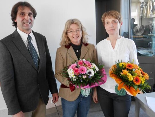 Dank und Blumen vom Vorsitzenden fr gute, engagierte Arbeit das ganze Jahr ber (von links): Klaus Brodbeck, Anette Herbster, Silke Binner.