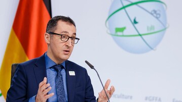 "Mein Ministerium wird mit allen Mglichkeiten dort untersttzten, wo Hilfe gefragt und mglich ist, und ist bereits in Kontakt mit den Ortskrften in den von uns gefrderten Projekten. Nun braucht es mit unseren Partnern in der EU, der G7 und der Nato eine entschlossene Antwort, die der russische Staatsprsident versteht", sagt der Bundeslandwirtschaftsminister Cem zdemir als erste Reaktion auf den russischen Angriffskrieg.