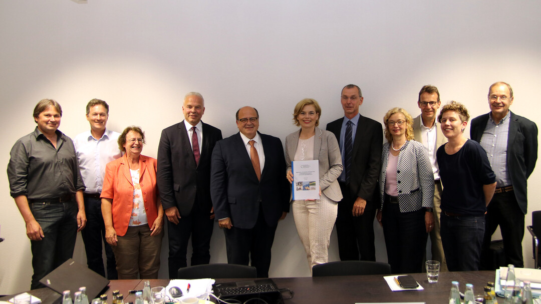 Bundesministerin Klöckner bei der Übergabe der Stellungnahme mit den Mitgliedern des Wissenschaftlichen Beirates für Agrarpolitik, Ernährung, und gesundheitlichen Verbraucherschutz