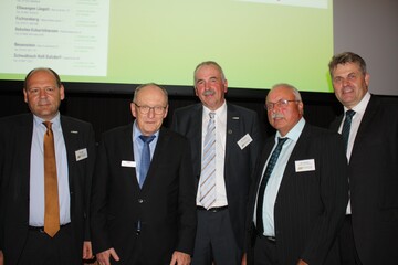 Rolf Megerle und Helmut Weibler (3. und 4. v. l.) wurden fr ihre langjhrigen Verdienste um die BAG Hohenlohe von Direktor Gerhard Schorr (2. v. l.) vom Baden-Wrttembergischen Genossenschaftsverband (BWGV) ausgezeichnet und von Geschftsfhrer Michael Eiler (l.) und dem Vorsitzenden Ulrich Khnle (r.) offiziell aus ihren Ehrenmtern verabschiedet. 
