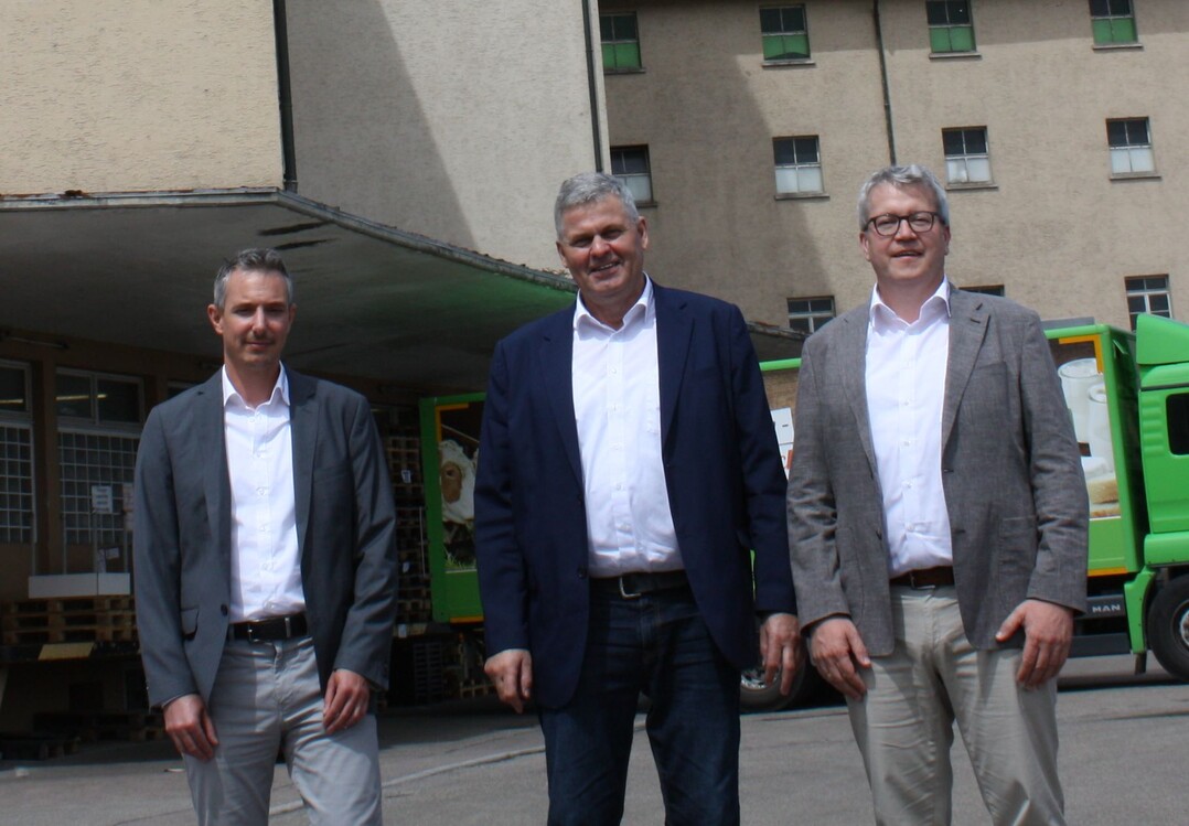 Vor dem zur Bebauung vorgesehenen Lagerhaus in Schwbisch Hall v. l. der neu gewhlte Vorstand Hannes Zipfel mit dem Vorstandsvorsitzenden Ulrich Khnle und Geschftsfhrer Sven Schneider.