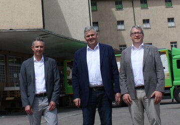 Vor dem zur Bebauung vorgesehenen Lagerhaus in Schwbisch Hall v. l. der neu gewhlte Vorstand Hannes Zipfel mit dem Vorstandsvorsitzenden Ulrich Khnle und Geschftsfhrer Sven Schneider.