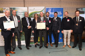 Das Wildbienen-Projekt am Bodensee wurde unlngst mit dem European Bee Award ausgezeichnet. Bei der Preisbergabe waren mit dabei (v. l.): Johannes von Eerde (Obst vom Bodensee Vertriebsgesellschaft), Werner Vooren (Kreisimkerverein Tettnang-Friedrichshafen), Alain Scriban (European Landowners Organization), Clara Kpper (Rewe Group), Patrick Trtschler (Bodensee-Stiftung), Michael Garrat (Jury-Mitglied), Franc Bogovic (MEP), Walter Hfeker (Jury-Mitglied) und Gilles Dryancour (CEMA).