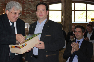 Ein Regio-Kistle und eine Plenum-Broschre als Dankeschn berreichte Landrat Kurt Widmaier (l) an Minister Alexander Bonde.