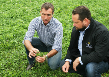 Landwirtschaftsminister Alexander Bonde (r.) lsst sich von Betriebsleiter Gereon Gldenberg die Ertragsminderung durch die Trockenheit erlutern.