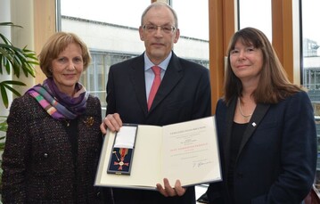  Dr. Helmut Born erhlt das Bundesverdienstkreuz am Bande von der rheinland-pflzischen Umweltministerin Ulrike Hfken (rechts). Links Ehefrau Dr. Gisela Born-Siebicke.
