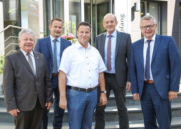 Reger Austausch und gute Stimmung beim Ministerbesuch: (v.l.n.r.) Landtagsabgeordneter Arnulf von Eyb MdL, Aufsichtsratsvorsitzender Ralf Klenk, Minister Peter Hauk MdL, Vorstandsvorsitzender Manfred Olbrich und geschftsfhrender Vorstand Martin Boschet. 