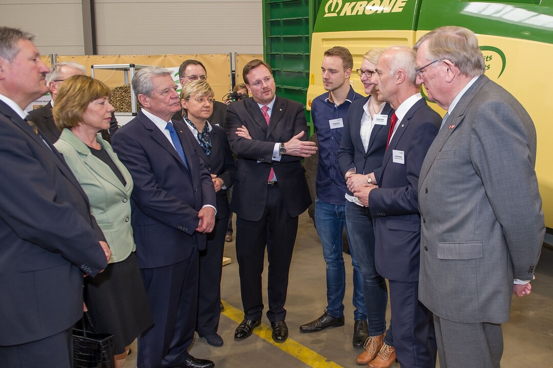 Bundespräsident Joachim Gauck lässt sich von Dr. Josef Horstmann den Pellet-Vollernter Premos 5000 erläutern: 3. v.l. Joachim Gauck, dann Frauke Heiligenstadt, Bernard Krone, Studenten, Dr. Josef Horstmann und Dr.-Ing. E.h. Bernard Krone.