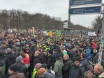 Tausende Landwirte versammlten sich in Berlin um gegen die Haushaltskürzungen zu demonstrieren.