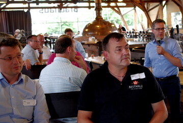 Abschlussbesprechung im Brauhaus Bblingen: Laut Dr. Alexander Rosenberger vom Baywa-Unternehmen Evergrain (rechts) werden die Trockenschden das deutsche Braugerstenaufkommen einschrnken. Im Vordergrund ganz links: Axel Kling, Leiter der Mlzerei Kling; daneben: Micheal Huber, Einkaufsleiter Bestmalz AG.