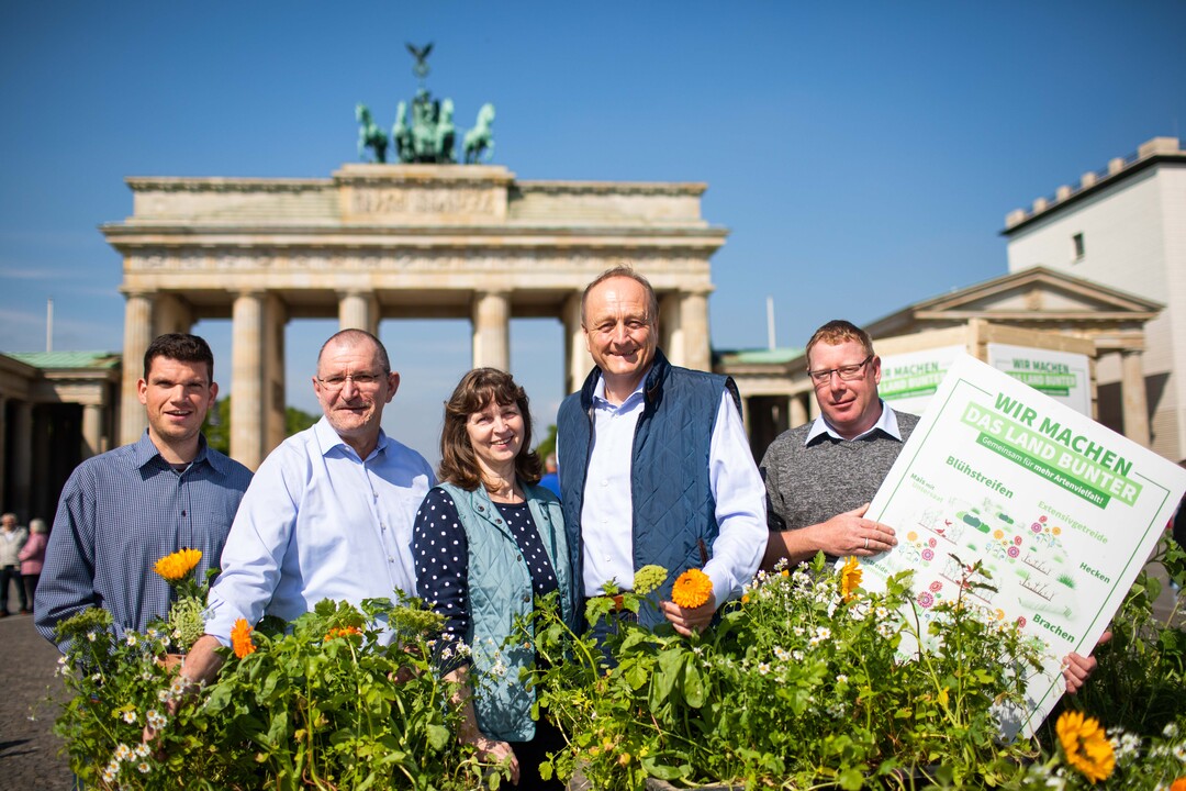 Start der Blhsteifenaktion des Bauernverbandes am Brandenburer Tor in Berlin mit DBV-Prsident Joachim Rukwied (2.v.r.).