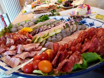 Kse, Wurst und frisches Gemse aus eigener Erzeugung gehren beim Naturpark-Brunch auf den Frhstckstisch.