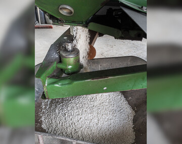 Prüfen Sie durch eine Abdrehprobe, ob die eingestellte Düngermenge richtig ausgebracht wird.