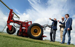Bundesminister Christian Schmidt steuert beim gemeinsamen Rasen-Test mit BSA-Präsident Udo von Kröcher und Europameister Thomas Helmer (v.l.) die Rasenwalze