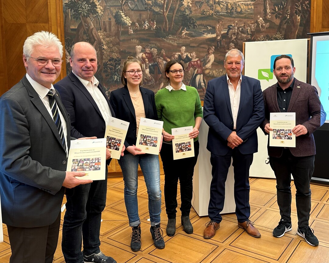 v.l. Die Landtagsabgeordneten Klaus Burger und Martin Hahn, beteiligte Brgerinnen und Brger Marike Kardoff, Karin Vogel und Jrgen Stadler mit Staatssekretr Florian Hassler