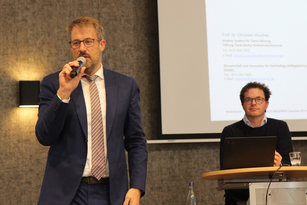 Henner Schönecke (Vorsitzender BV Ei) moderierte die Mitgliederversammlung. Im Hintergrund Prof. Dr. Christian Visscher von der Stiftung Tierärztliche Hochschule Hannover, der zum Thema „regionaler – nachhaltiger – leistungsfähig: Szenarien für eine veränderte Fütterung“ referierte.