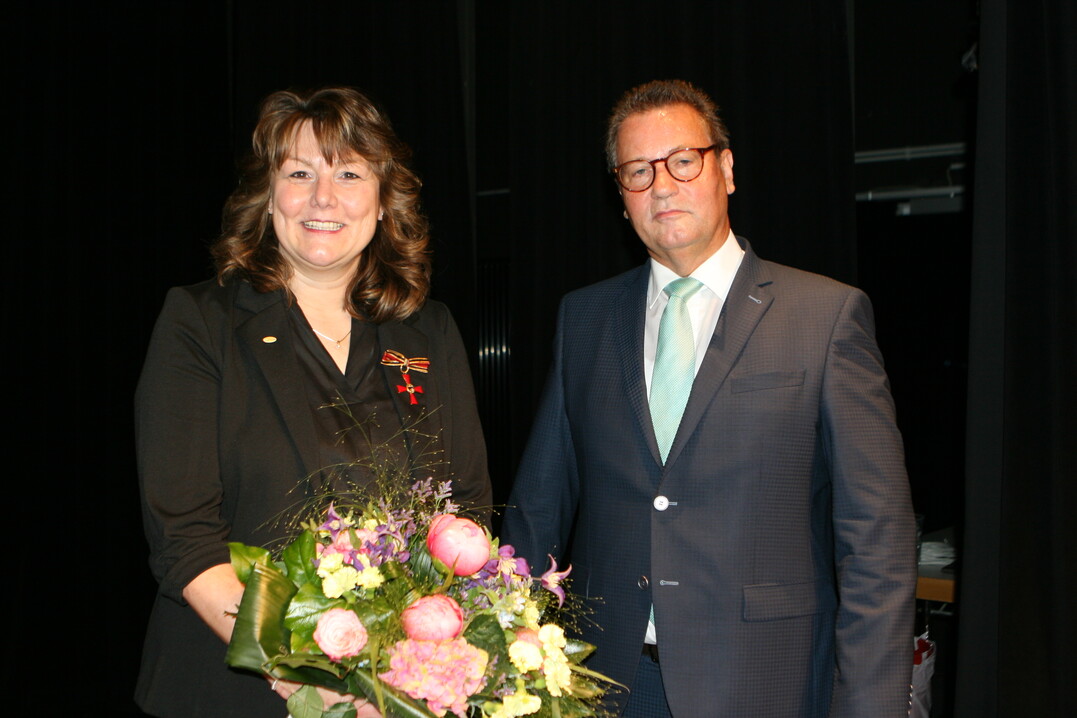 Beim Verbandstag der Landfrauen Wrttemberg-Hohenzollern in Sigmaringen berreichte Landwirtschaftsminister Peter Hauk der Landfrauenprsidentin Juliane Vees das Bundesverdienstkreuz.