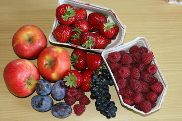 Buntes Beerenobst, das vor der Haustr produziert wird, schmeckt lecker und ist gesund. 