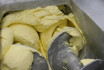 Weiterhin niedriges Preisniveau fr Butter und Magermilchpulver: Der Rohstoffwert liegt im Januar zwar 0,5 Cent ber dem Wert im Dezember. Im Vergleich zum Januar 2014 als der Wert bei 44,4 Cent pro kg lag sind es jedoch immer noch 19,2 Cent weniger.