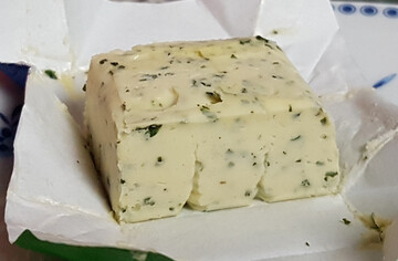  Bei der amtlichen Preisnotierung in Kempten am 5. Januar wurde der Preis fr die Markenbutter, geformt, um 56 Cent auf 3,24 bis 3,34 Euro pro kg gesenkt. Vor Weihnachten lag das Preisniveau noch bei 3,80 bis 4,00 Euro pro kg.
