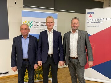 Hubert Kucher, Vorsitzender des Bauernverbandes Ostalb-Heidenheim, Stellvertreter Anton Schneider und Geschftsfhrer Johannes Strau.