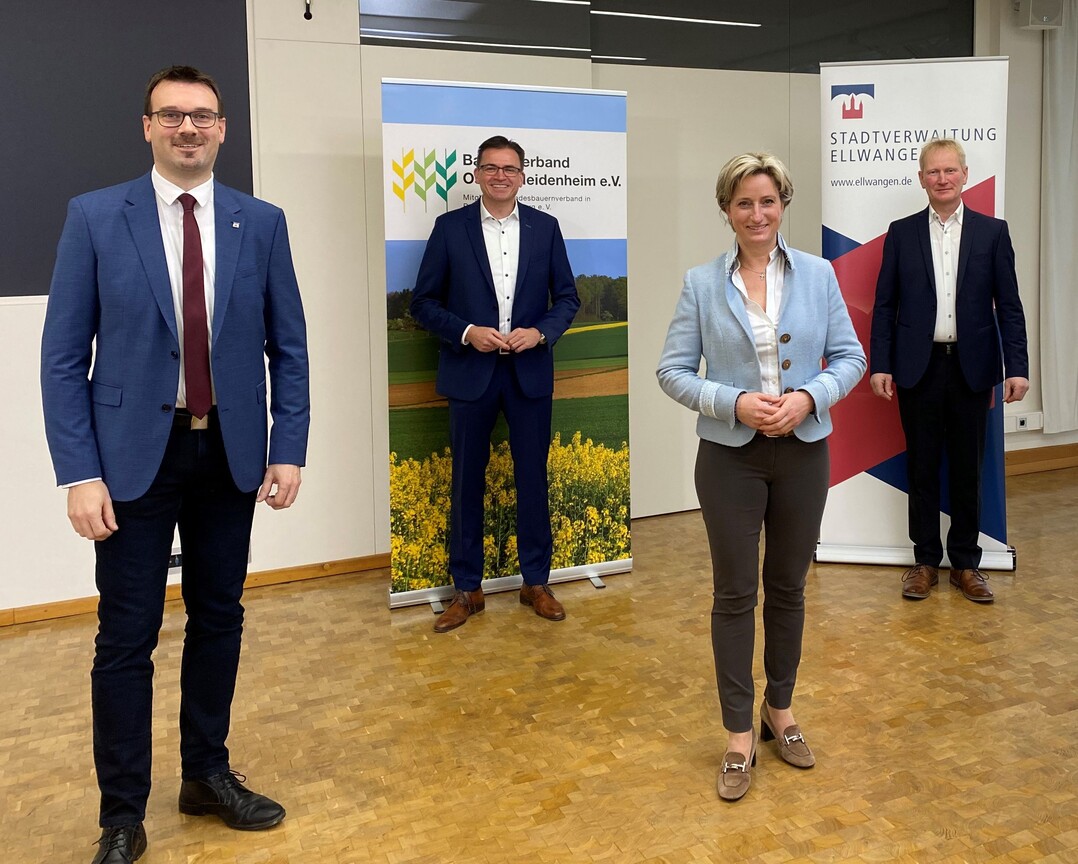 Teilnehmende der Diskussion, v.r.: Bauernverbandsvorsitzender Hubert Kucher, Wirtschaftsministerin Dr. Nicole Hoffmeister-Kraut, Landrat Dr. Joachim Blse und OB Michael Dambacher.