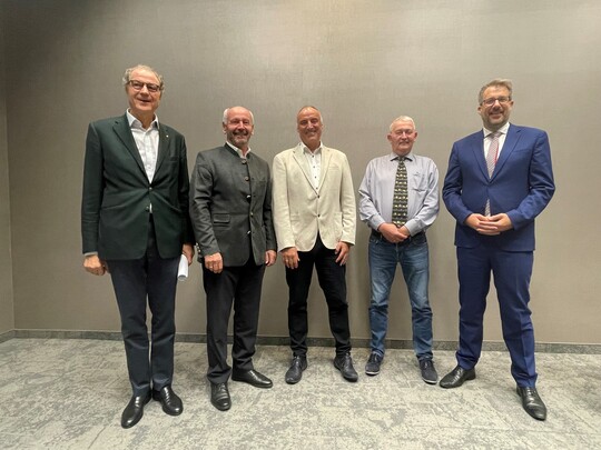 Der neue und alte Vorstand des BVEi, der sich aus den Vorsitzenden der Fachbeirte zusammensetzt (v.l.): Hans Thomas Freiherr von Meerheimb (Legehennenhaltung), Prof. Dr. Rudolf Preisinger (Junghennenaufzucht), Hermann-Josef Hennes (Koch-, Schl- und Frbebetriebe), Eckhard Thale (Packstellen und Eierhandel) und Henner Schnecke (kommissarisch Vorsitzender).