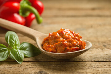 Ajvar aus heimischer Paprika verjagt die Langeweile aus Dips und Snacks...