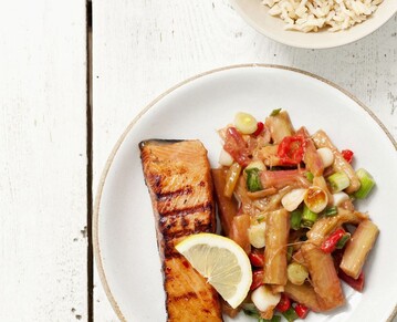 Gegrillter Lachs mit Rhabarber, Chilischoten und Frhlingszwiebeln