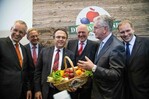 Auf der Fruit Logistica wurde Bundeslandwirtschaftsminsiter Friedrich am BEVEO-Gemeinschaftsstand die neue Kampagne "Raus aufs Land" erläutert