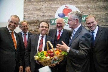 Auf der Fruit Logistica wurde Bundeslandwirtschaftsminsiter Friedrich am BEVEO-Gemeinschaftsstand die neue Kampagne "Raus aufs Land" erläutert