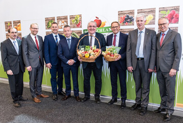 Werben fr heimisches Obst und Gemse am BVEO-Stand auf der Fruit Logistica: (v. l.) Dr. Hans-Dieter Stallknecht, Geschftsfhrer Bundesausschuss Obst und Gemse; Dr. Christian Weseloh, BVEO-Geschftsfhrer; Johannes Bliestle, DRV-Fachausschussvorsitzender Obst und Gemse; Christoph Hvelkamp, BVEO-Vorsitzender; Jens Stechmann, Vorsitzender Bundesfachgruppe Obstbau; Franz-Josef Holzenkamp, DRV-Prsident; Olaf Feuerborn, Prsident Bauernverband Sachsen-Anhalt e.V.; Dr. Henning Ehlers, DRV-Hauptgeschftsfhrer 