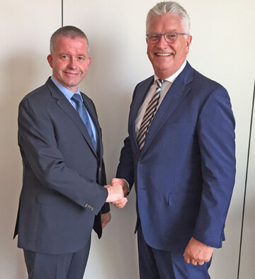 Neuer Mann an der Spitze des BVEO ist Christoph Hvelkamp (l.). Er bernimmt von Karl Voges, der zehn Jahre als Vorstandsvorsitzender geamtet hatte. 