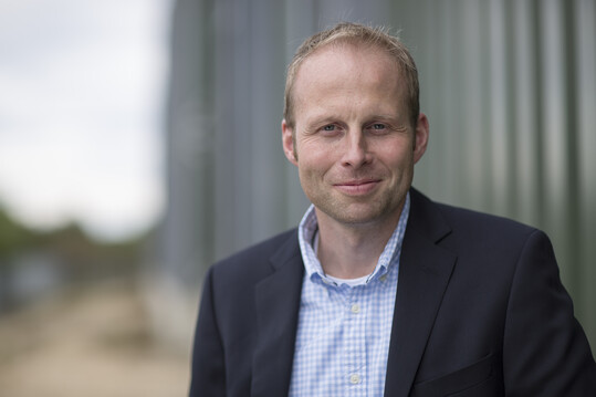 Stefan Teepker, 
Vizeprsident des Zentralverbandes der 
Deutschen Geflgelwirtschaft e.V. (ZDG), 
Vorsitzender des Bundesverbandes buerlicher Hhnchenerzeuger (BVH) und Hhnchenmster aus Handrup im sdlichen Emsland.