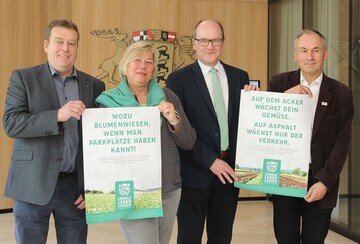 Mit teils provokanten Plakatsprchen wirbt ein breites Bndnis fr den Volksantrag gegen den Flchenfra. Vier Akteure starteten die Unterschriftenaktion im Stuttgarter Landtag, v. r.: Gerhard Bronner, Hans-Benno Wichert, Sylvia Pilarsky-Grosch und Karl-Heinz Mayer.