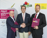 Bei der Vertragsunterzeichnung für Deutschland als Partnerland der nächsten Fruit Logistica in Berlin (v. l.): Gérald Lamusse, Bereichsleiter Products & New Business, Messe Berlin GmbH; Dr. Robert Kloos, Staatssekretär, Bundesministerium für Ernährung und Landwirtschaft (BMEL); Dr. Christian Weseloh, Geschäftsführer Bundesvereinigung der Erzeugerorganisationen Obst und Gemüse (BVEO) .