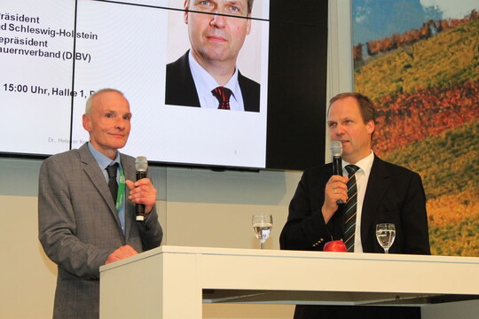 DBV-Vizeprsident Werner Schwarz beim BWagrar-Talk mit Chefredakteur Dr. Heiner Krehl (links) am Erffnungstag, 27. September 2014, auf dem Landwirtschaftlichen Hauptfest.