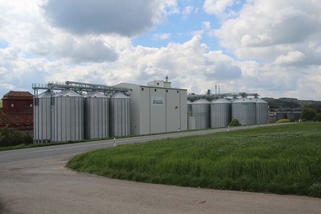 An der Strae nach Oberwittighausen liegt das neue Biozentrum. Links die Silos fr Biogetreide, rechts die RLG-Silos fr konventionelles Getreide.