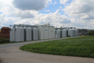 An der Strae nach Oberwittighausen liegt das neue Biozentrum. Links die Silos fr Biogetreide, rechts die RLG-Silos fr konventionelles Getreide.